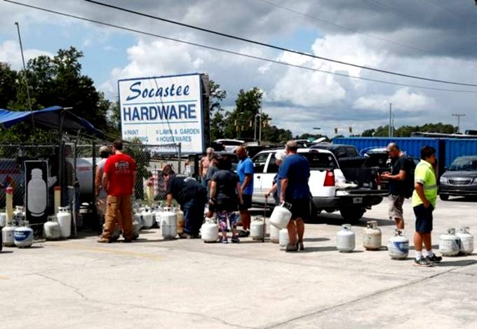 Жители в ожидании урагана массово закупают товары первой необходимости