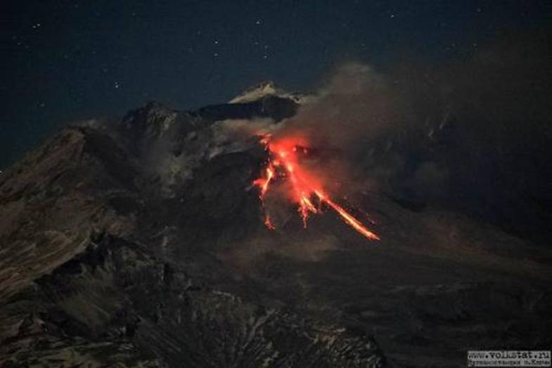 Жителям и гостям Камчатки не рекомендуют приближаться к извергающемуся вулкану Шивелуч