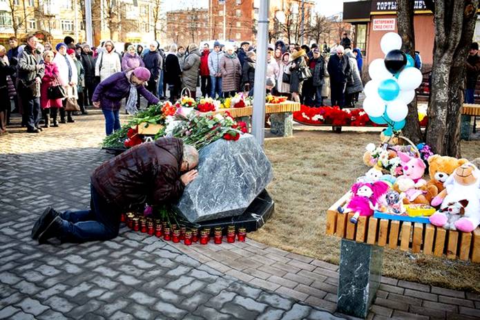 У памятного камня в сквере на месте сгоревшего торгового центра Зимняя вишня. Кемерово, 25 марта 2019 года
