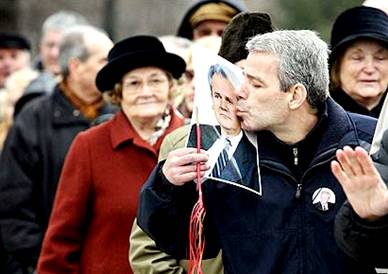 Серб целует портрет Милошевича