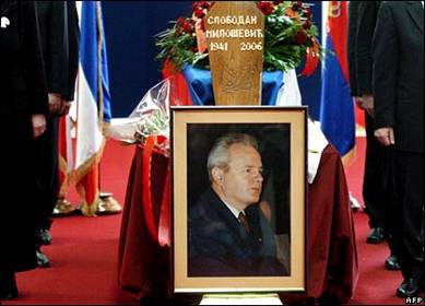 Гроб с телом Милошевича