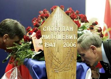 Представитель Социалистической партии целует гроб Милошевича