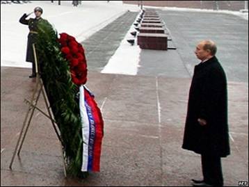 Владимир Путин у могилы Неизвестного солдата