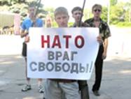 Жители Крыма блокируют корабль НАТО. Американцы планируют прорвать блокаду ночью