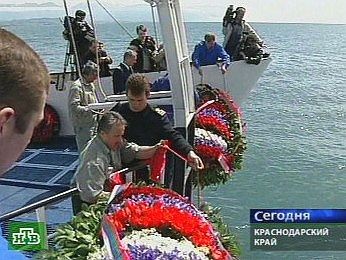 В память о жертвах крушения А-320 на море спустили венки