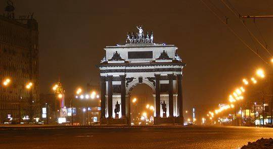 Кутузовский проспект: вид на Триумфальную арку с Парка Победы на Поклонной горе