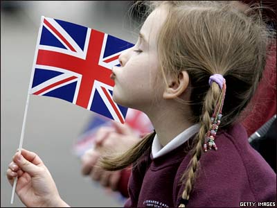 Девочка с британским флагом