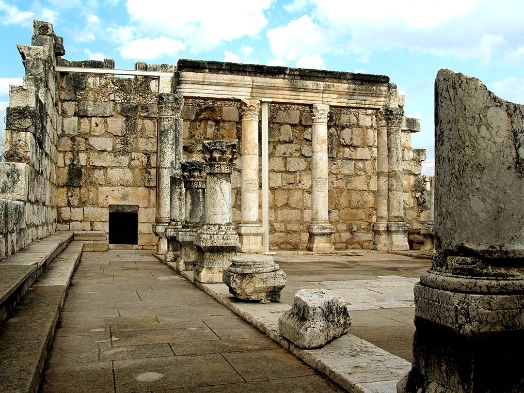 https://upload.wikimedia.org/wikipedia/commons/thumb/c/c2/Capernaum_synagogue_by_David_Shankbone.jpg/1024px-Capernaum_synagogue_by_David_Shankbone.jpg
