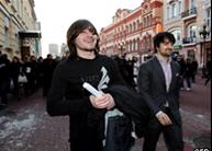 Оправданный Джабраил Махмудов (слева) и его адвокат Мурад Мусаев в центре Москвы, 19 февраля 2009 года