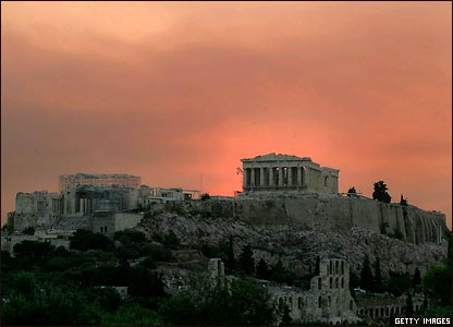 Массив Акрополя грустно возвышается над дымом от лесных пожаров в окрестностях греческой столицы Афин