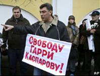 Борис Немцов у здания ГУВД Москвы