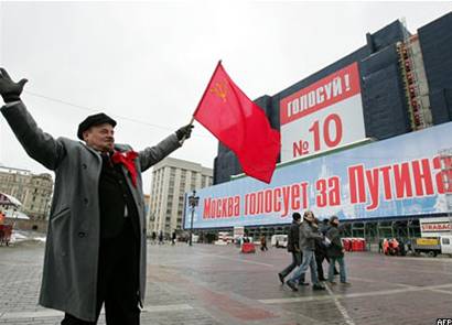 Двойник Ленина рядом с плакатом "Единой России"