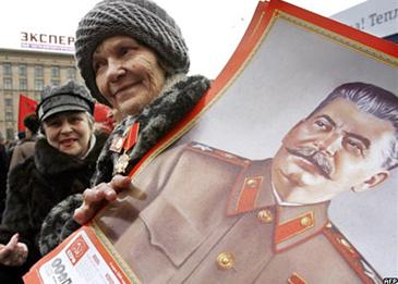 Участница демонстрации с портретом Сталина 