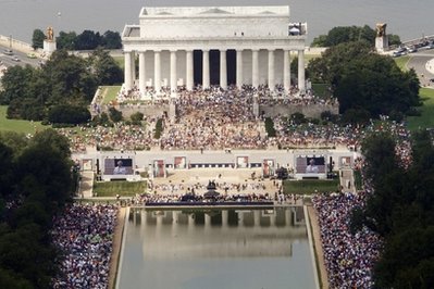 The crowd around the Lincoln Memorial attending ...