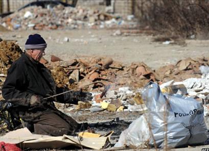 Безработный косовар собирает металлолом на помойках Приштины