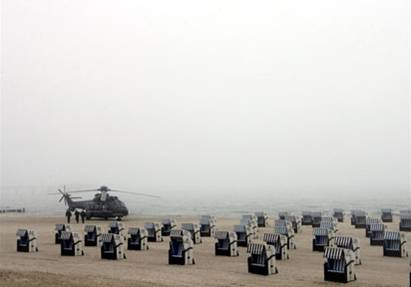 Полицейский вертолет обеспечивает на пляже безопасность саммита Большой восьмерки, который откроется в среду в Германии