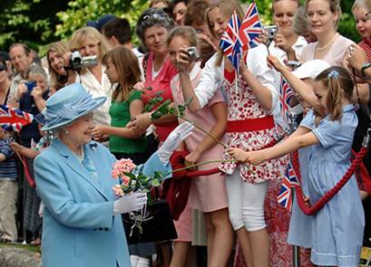 Британская королева приехала в небольшой городок Ромси в шрафстве Хэмпшир